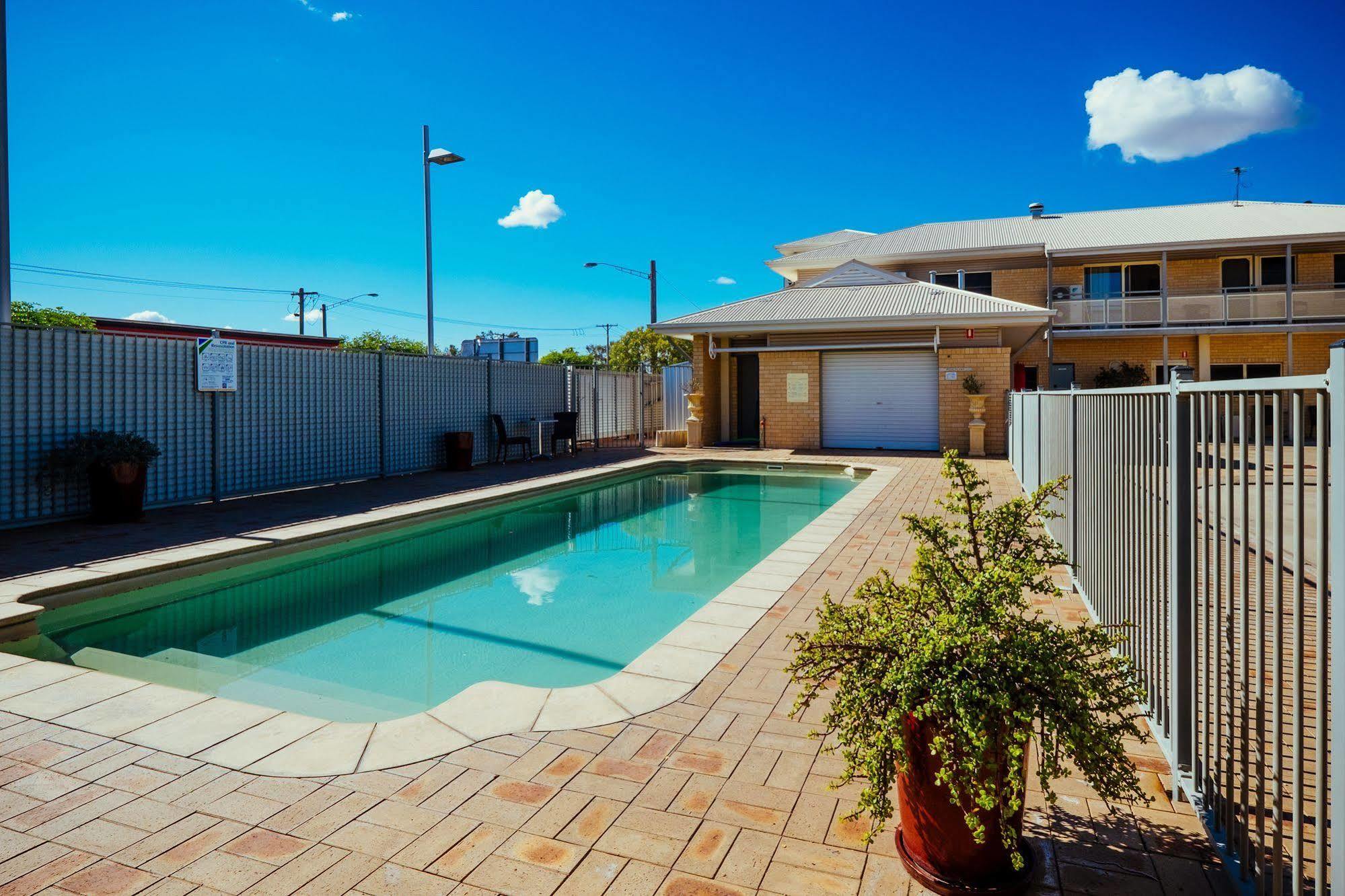 Club Motor Inn Narrabri Bagian luar foto